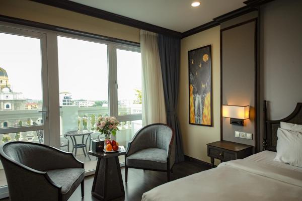 Phòng Deluxe Grand Giường Đôi Có Ban Công (Cánh Đông Dương)