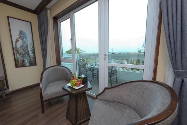 Phòng Deluxe Grand Giường Đôi Có Ban Công (Cánh Đông Dương)