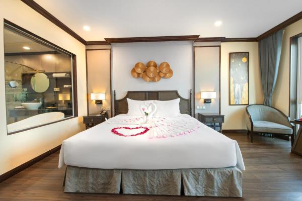 Phòng Deluxe Grand Giường Đôi Có Ban Công (Cánh Đông Dương)