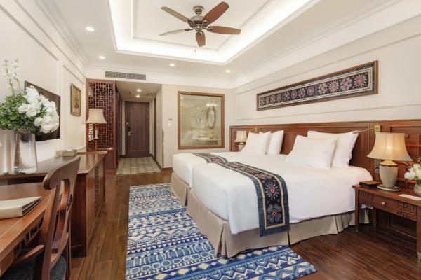 Phòng Cổ Điển Có Ban Công Nhìn Ra Vườn