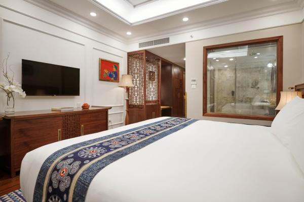 Phòng Premium Cổ Điển Có Ban Công Nhìn Ra Núi