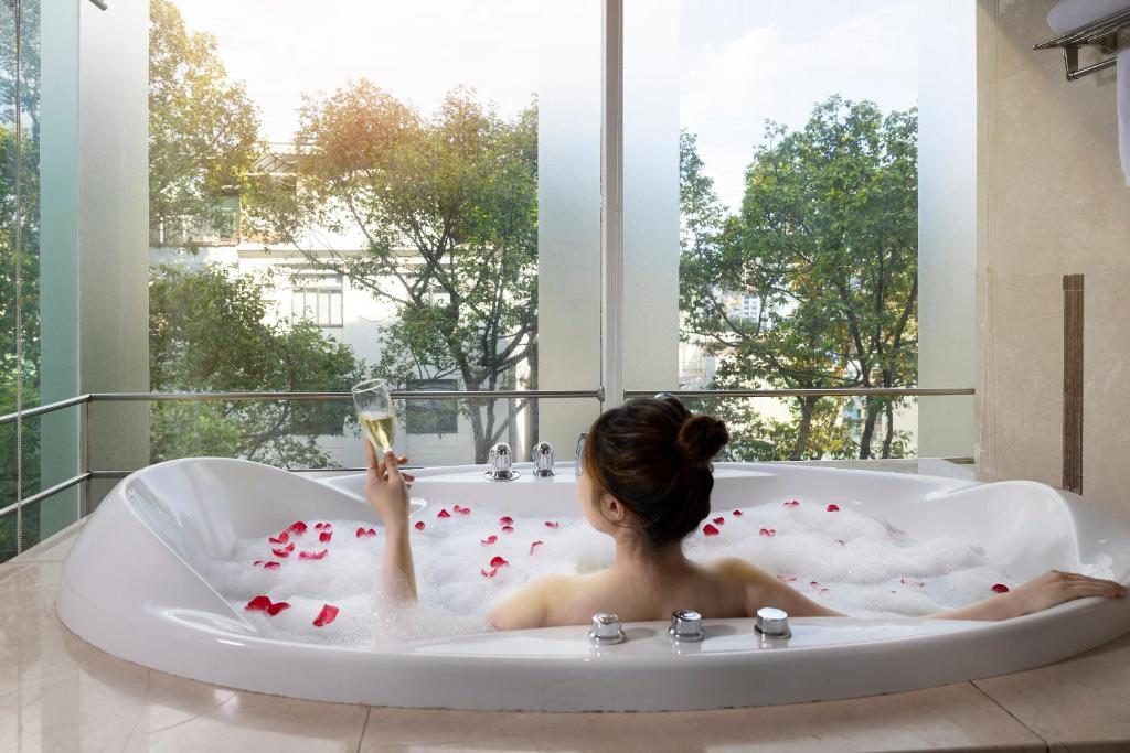 Elegant Corner Suite – Daily Free Afternoon & Mini Bar