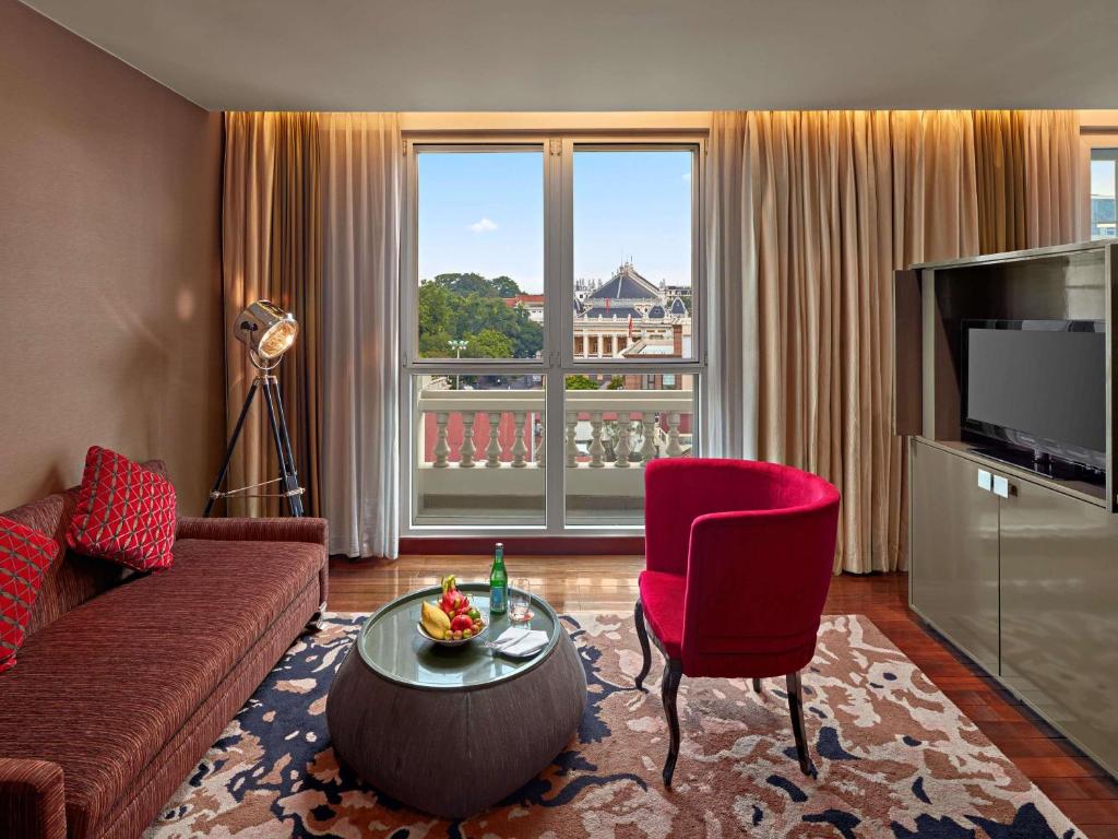 Junior King Suite with Opera House View