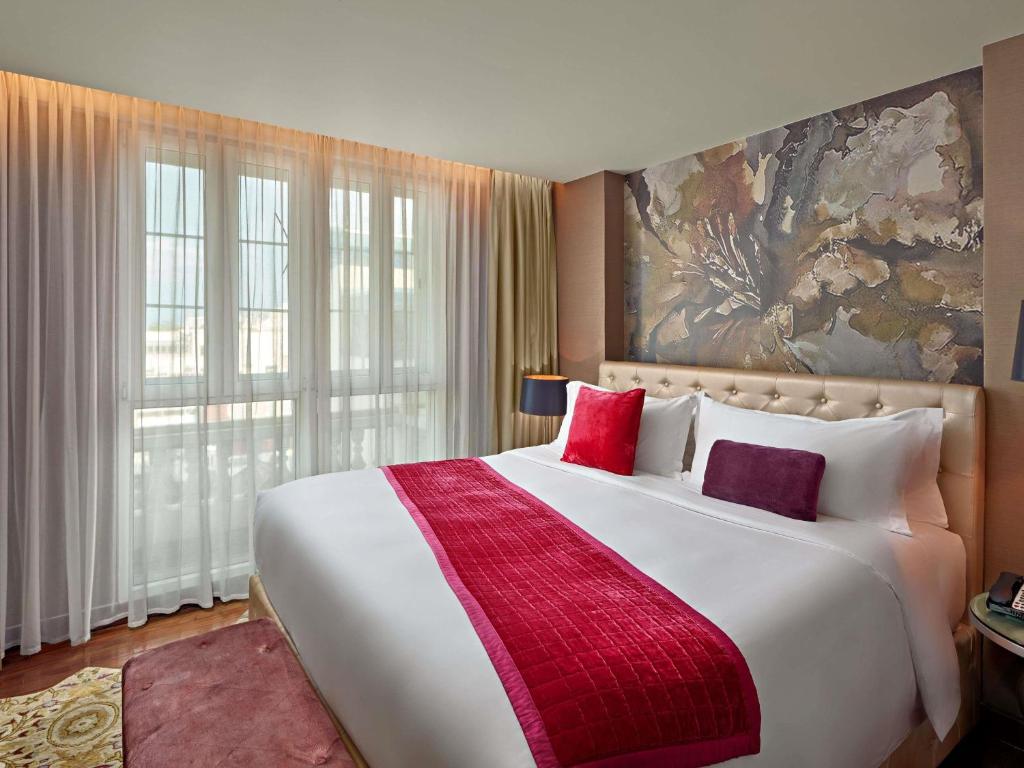 Junior King Suite with Opera House View