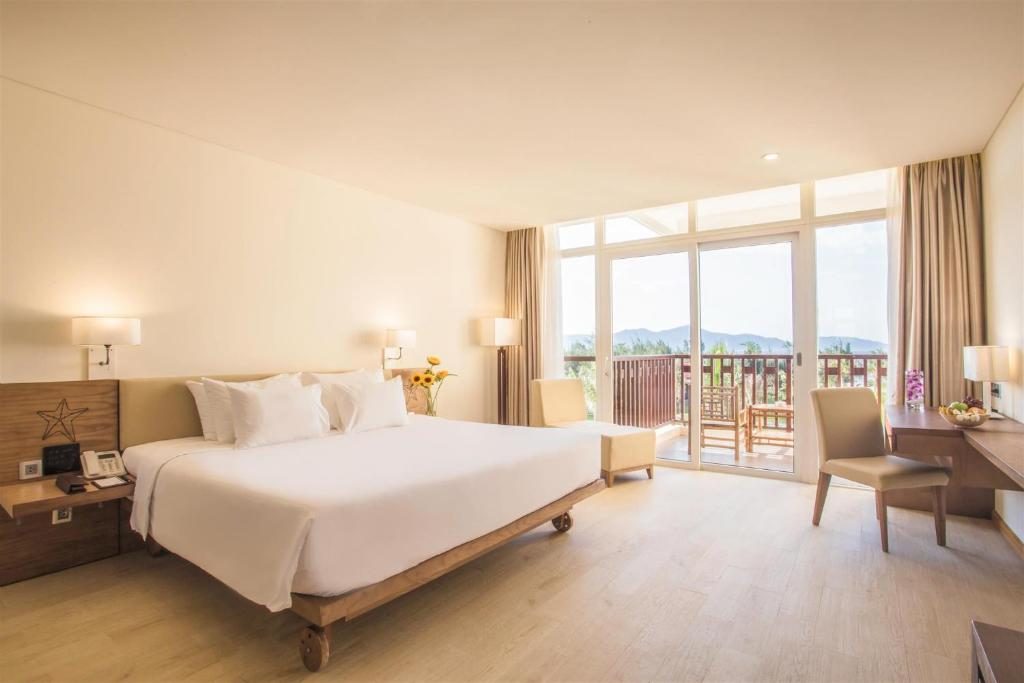 Premium Deluxe Double Room with Balcony – Garden View