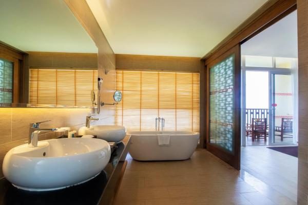 Premium Garden Suite with Balcony and Bathtub