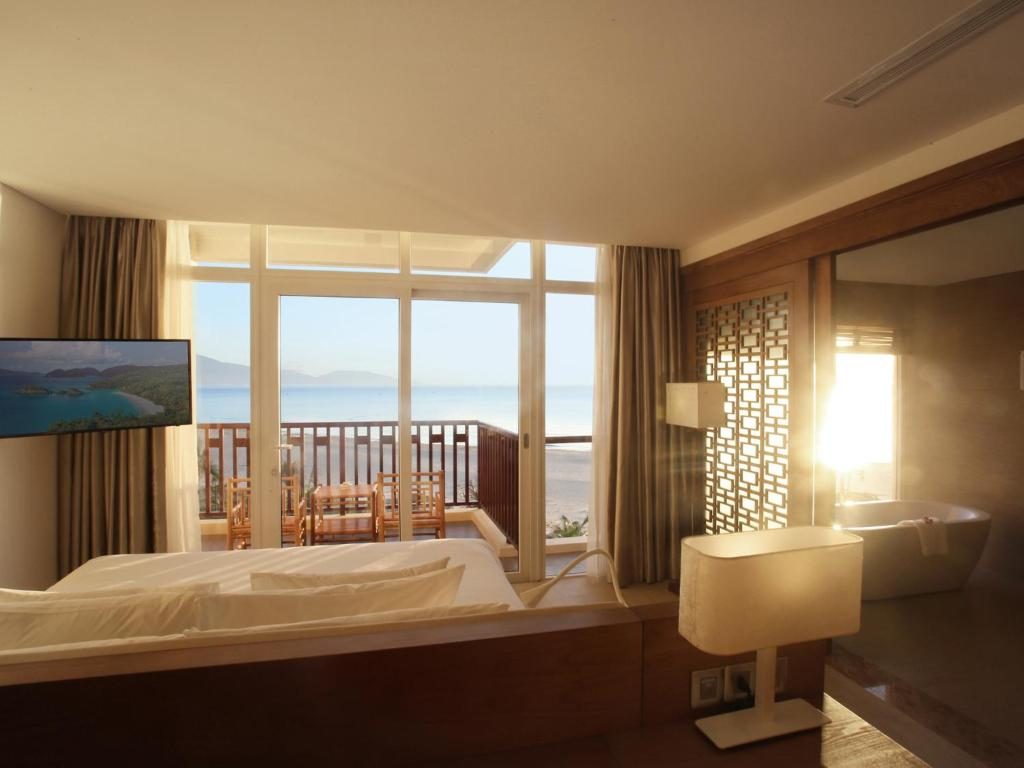 Premium Ocean Suite with Balcony and Bathtub