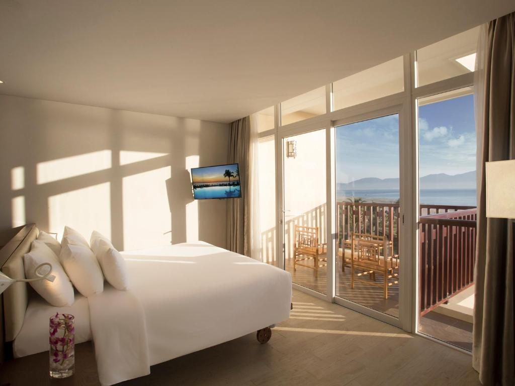 Premium Ocean Suite with Balcony and Bathtub