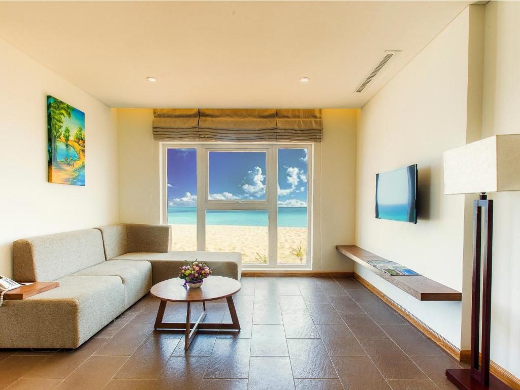 Premium Ocean Suite with Balcony and Bathtub