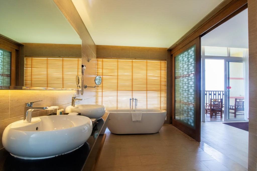 Premium Ocean Suite with Balcony and Bathtub