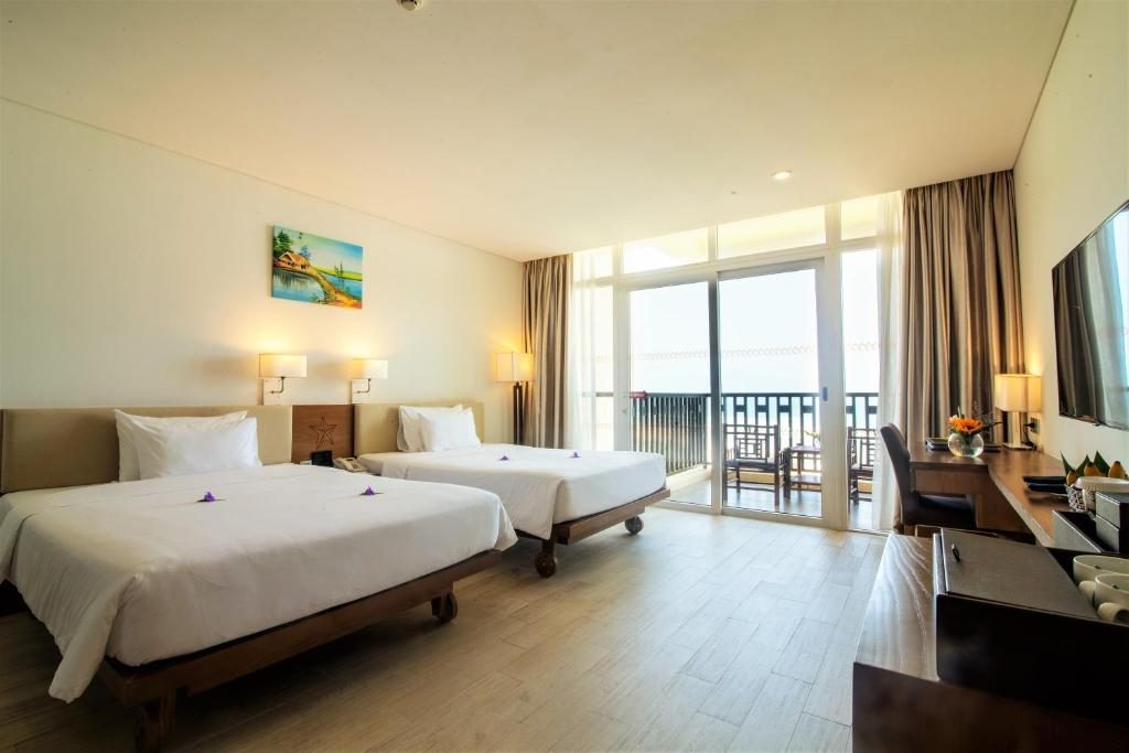 Premium Ocean Suite with Balcony and Bathtub
