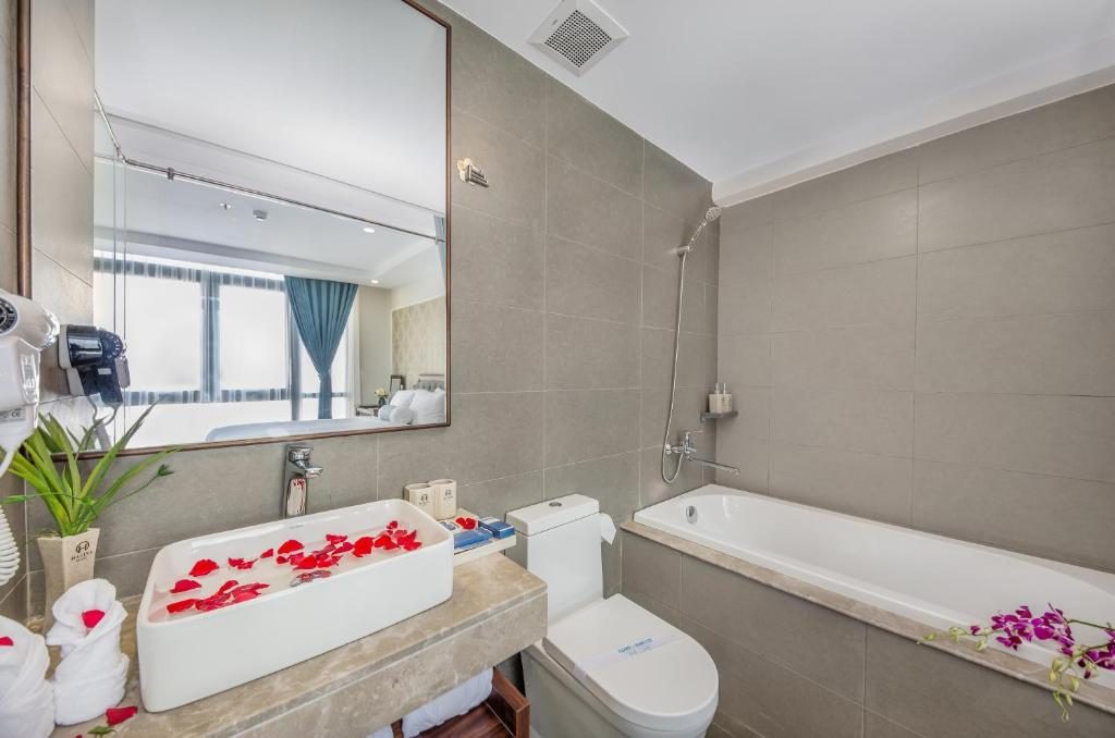 Triple Sea View Room with Bathtub