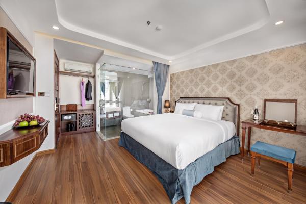 Premium Sea View King Room with Bathtub