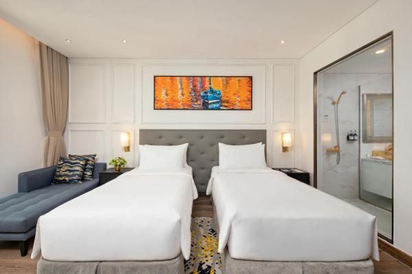 Phòng Deluxe Golden Bay Có 2 Giường Đơn Với Ban Công và Tầm Nhìn Ra Vịnh