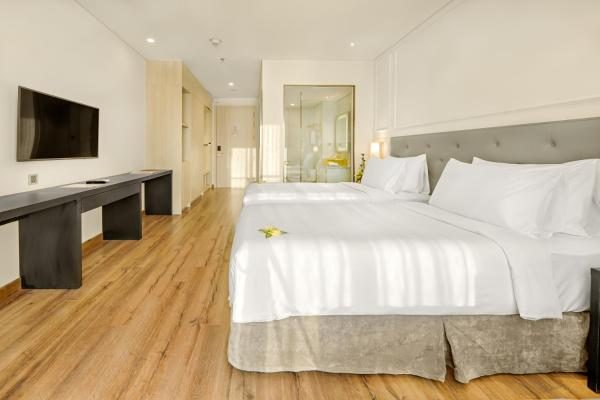 Phòng Deluxe Golden Bay Có 2 Giường Đơn Với Ban Công và Tầm Nhìn Ra Vịnh