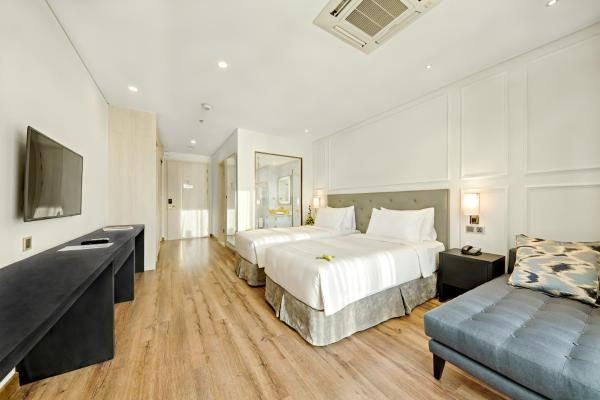 Phòng Deluxe Golden Bay Có 2 Giường Đơn Với Ban Công và Tầm Nhìn Ra Vịnh