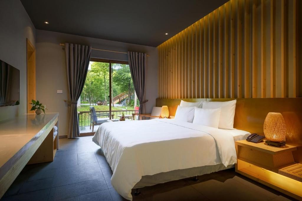 Phòng Premium Deluxe Giường Đôi – Trị Liệu Bấm Huyệt Hằng Ngày Và Suối Nước Nóng