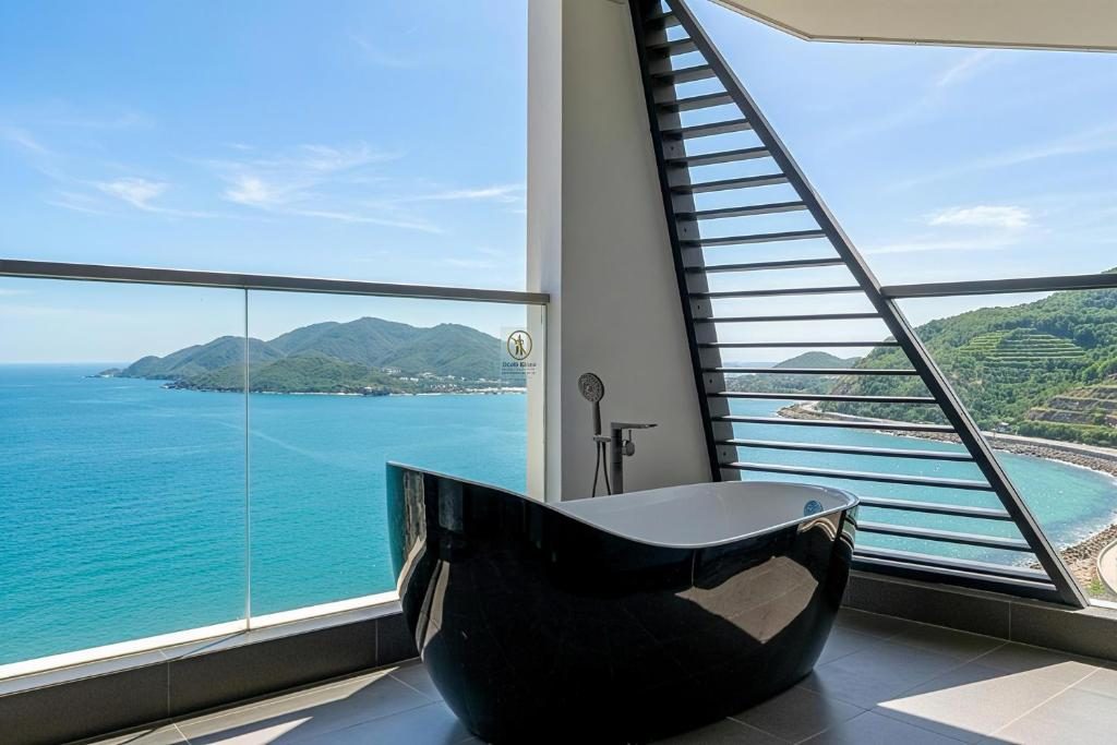 Pacific Double Room with Ocean View and Private Balcony Bathtub