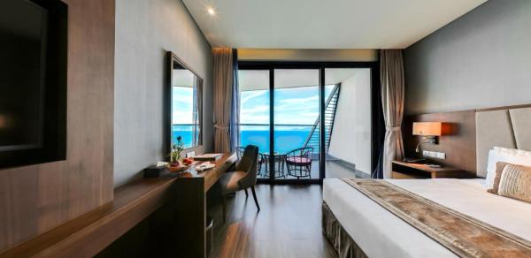 Deluxe Twin Room with Ocean View – Sauna access & Stay More, Pay Less