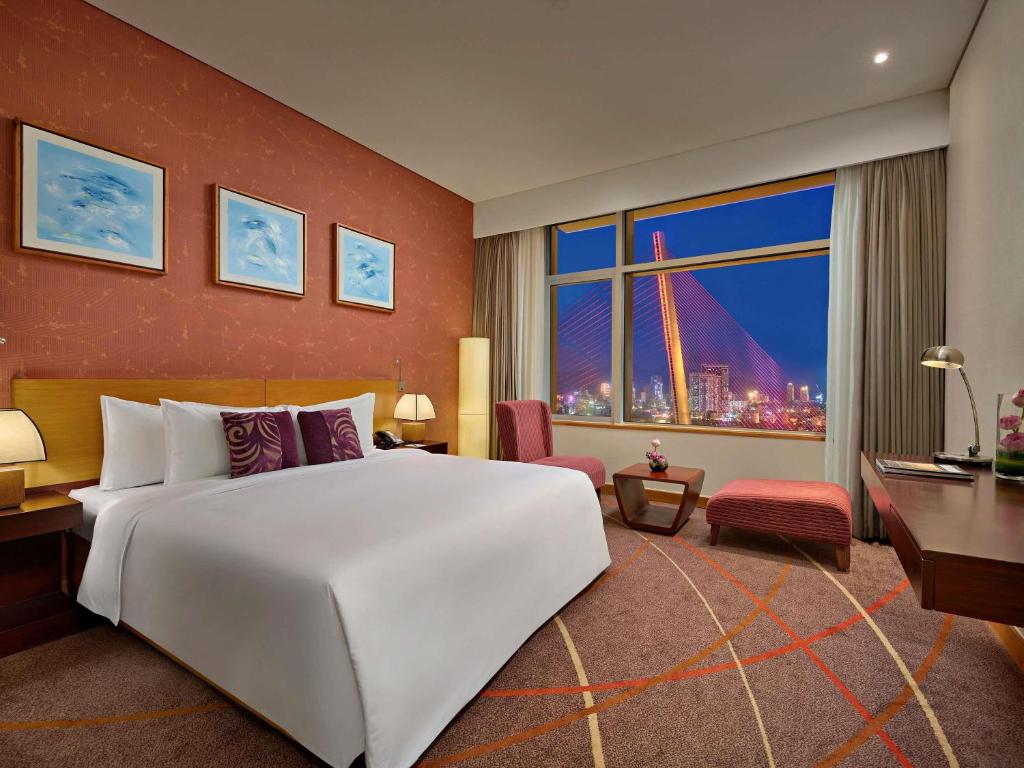 Superior Queen Room with Dragon Bridge and River View