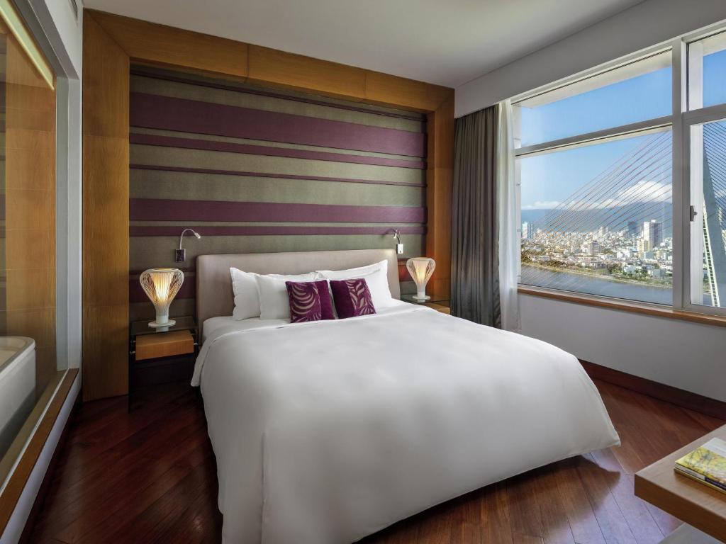 Executive Suite with River View – High floor with Executive Lounge access
