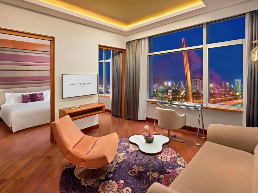 Executive Suite with River View – High floor with Executive Lounge access