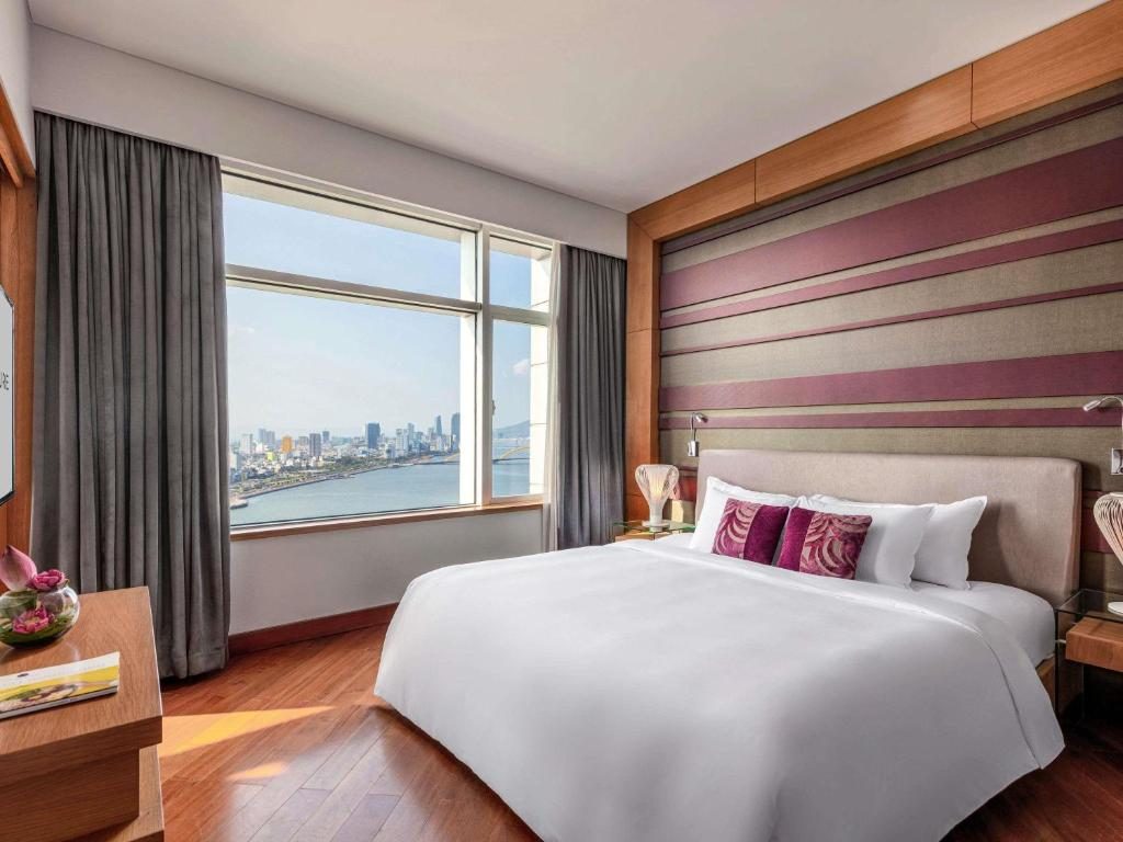 Executive Suite with River View – High floor with Executive Lounge access