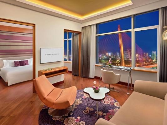 Executive Suite with River View – High floor with Executive Lounge access
