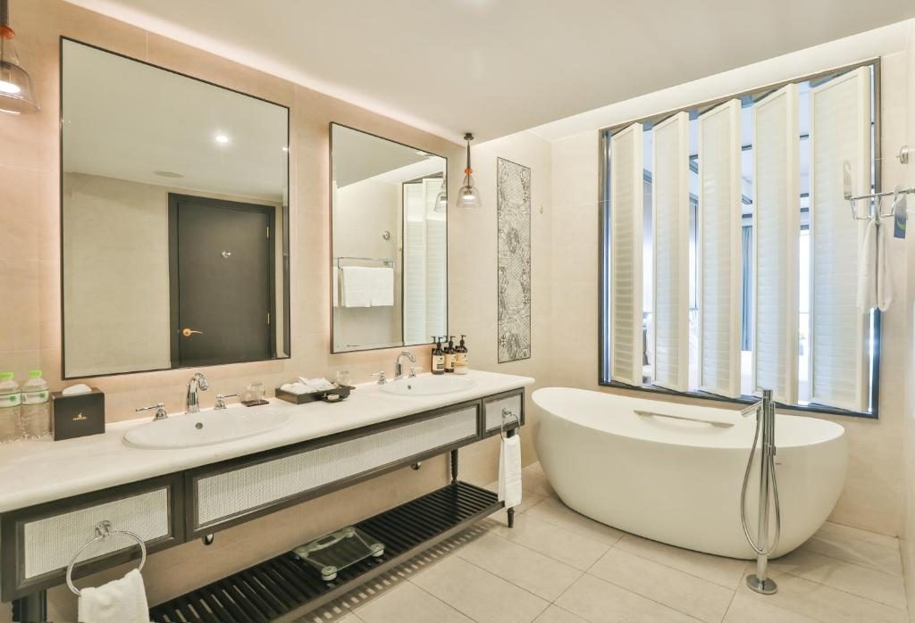 Phòng Deluxe Giường Đôi Nhìn Ra Biển Kèm Vé Vào Công Viên VinWonders