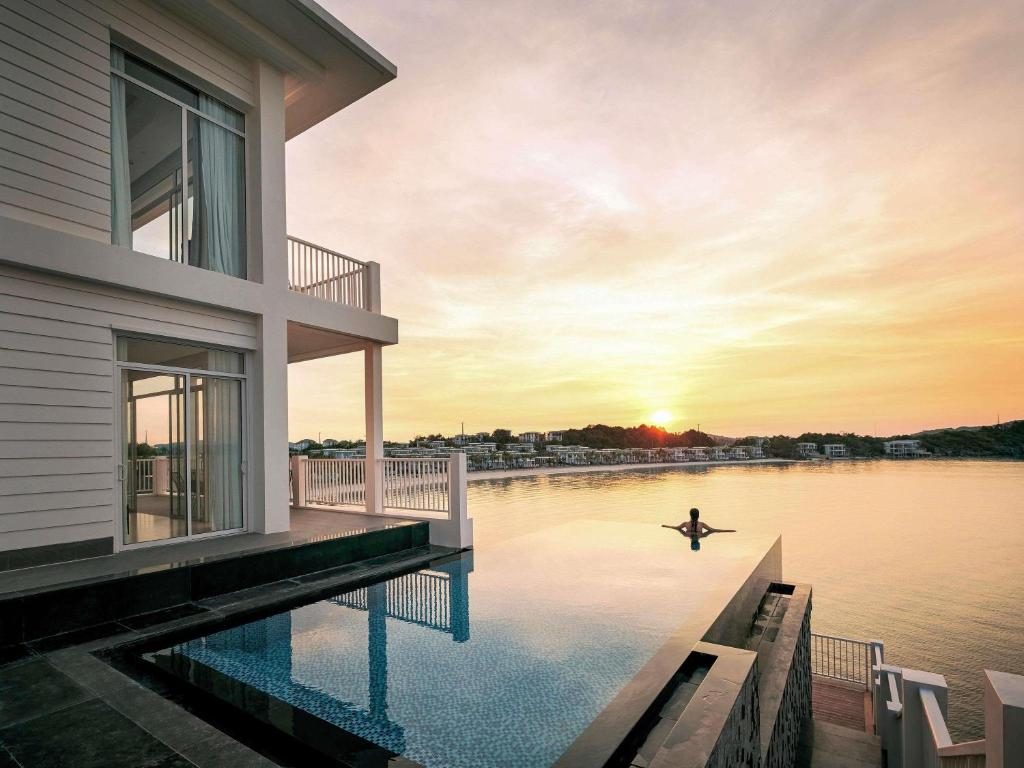 Four-Bedroom On the Rock Pool Villa
