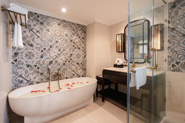 Suite Giường Cỡ King Có Ban Công Và Nhìn Ra Sông