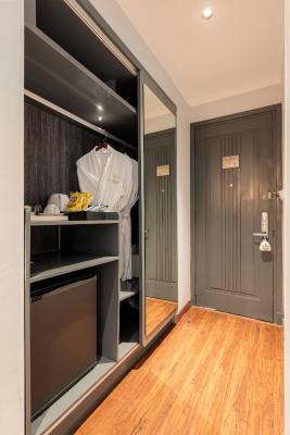 Phòng Deluxe Giường Đôi (Cửa Sổ Bên Trong)