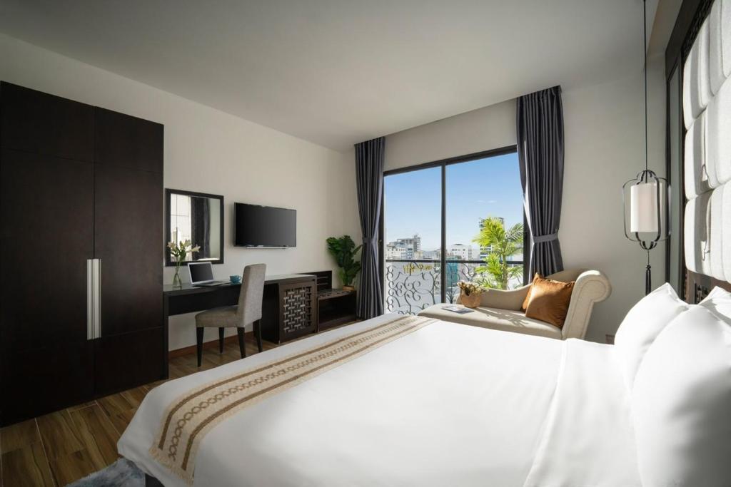 Suite có giường cỡ King với ban công