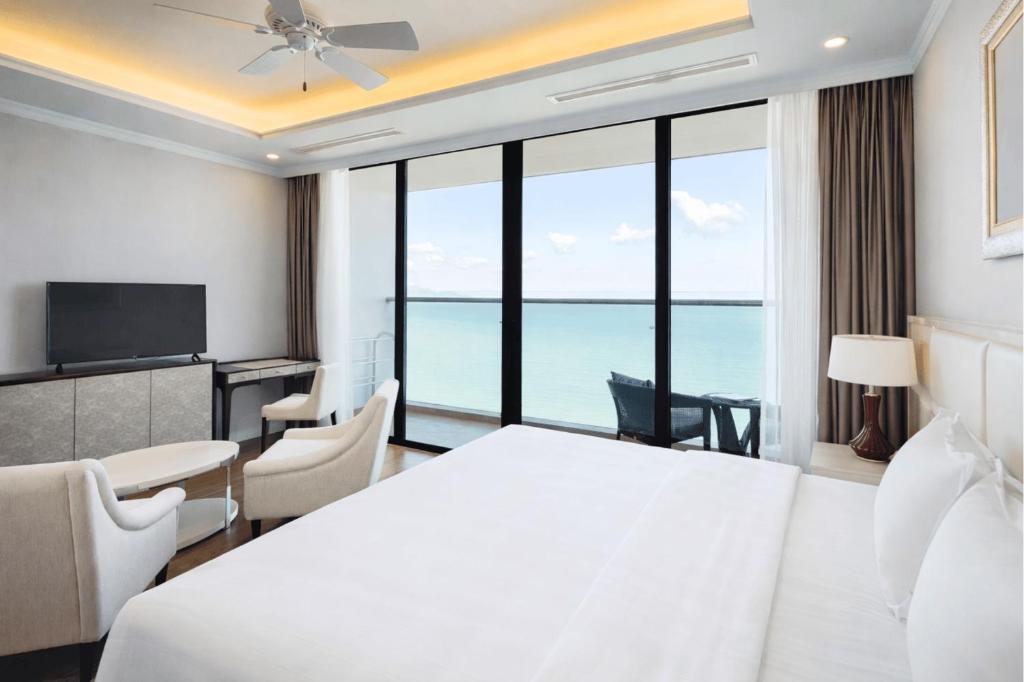 Studio King Oceanfront View – Free 2 Kids under 12 years