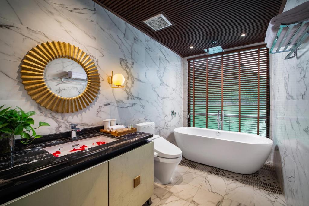 Suite Senior với Ban công Riêng – 2 Ngày 1 Đêm