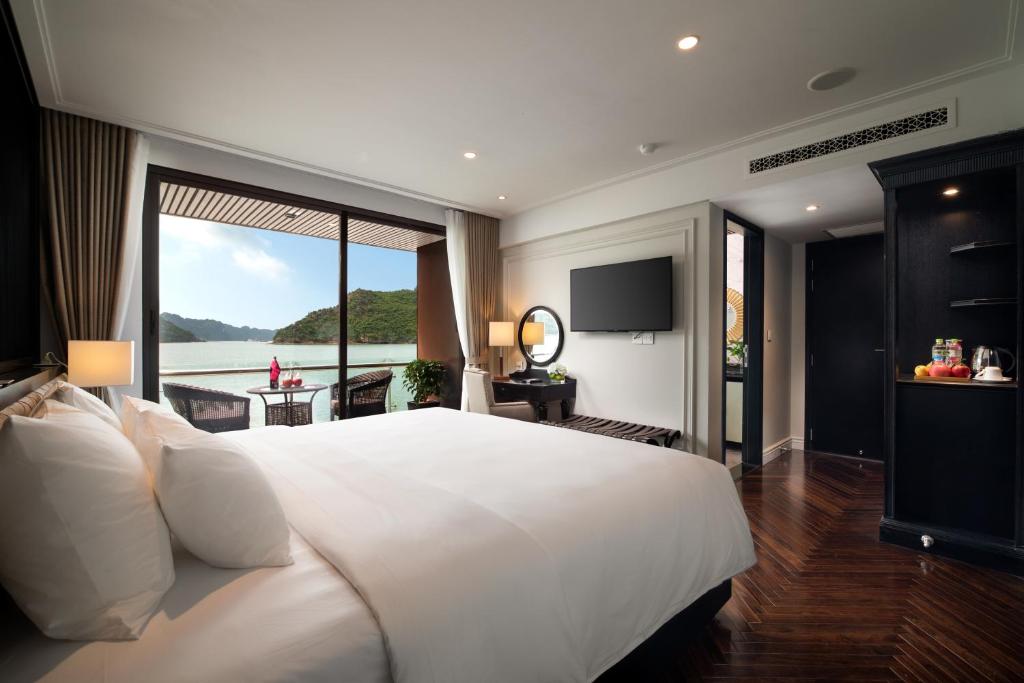 Suite Senior với Ban công Riêng – 2 Ngày 1 Đêm