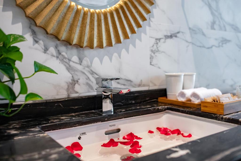 Suite Senior với Ban công Riêng – 2 Ngày 1 Đêm