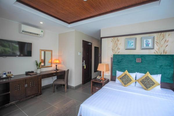 Phòng Premium Deluxe Giường Đôi Nhìn Ra Vườn