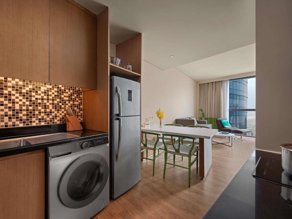 One-Bedroom Apartment with Kitchen and Bathtub