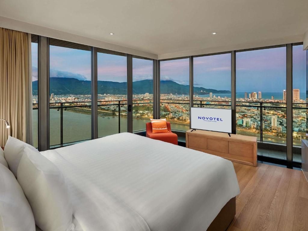 Corner Suite with Balcony and Panoramic River View – Executive Lounge Access