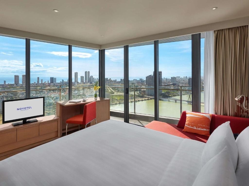 Corner King Room with Balcony and Panoramic River View – Executive Lounge Access
