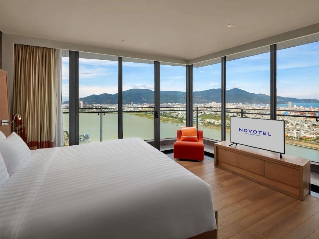 Corner Suite with Balcony and Panoramic River View – Executive Lounge Access