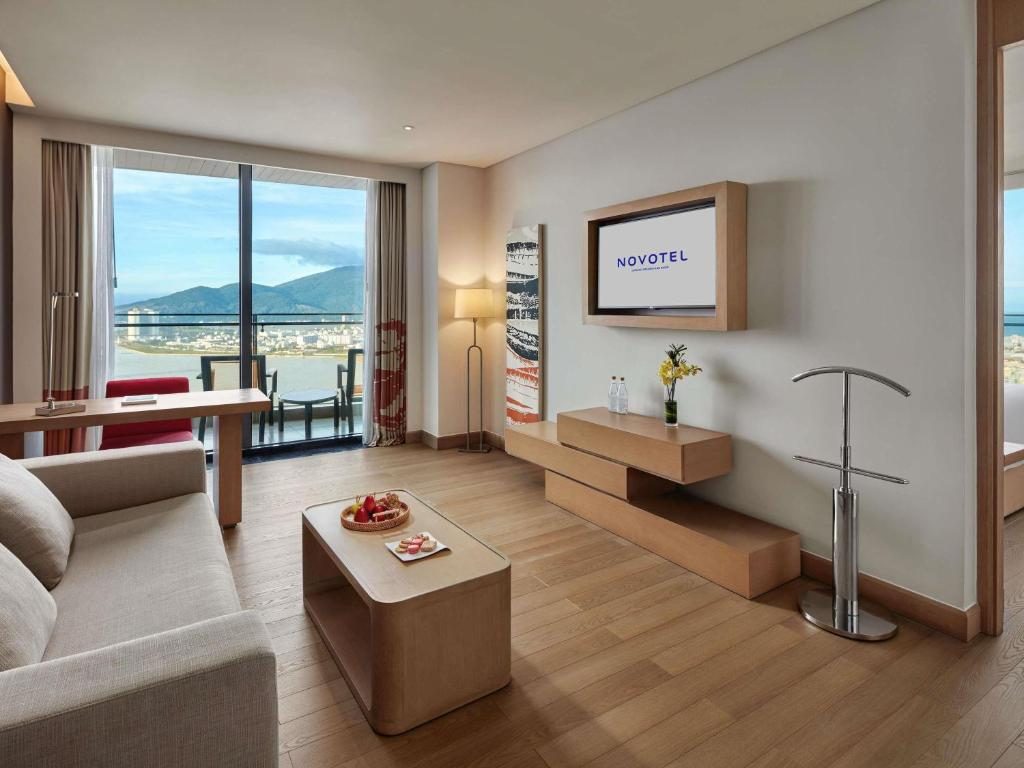 Corner Suite with Balcony and Panoramic River View – Executive Lounge Access