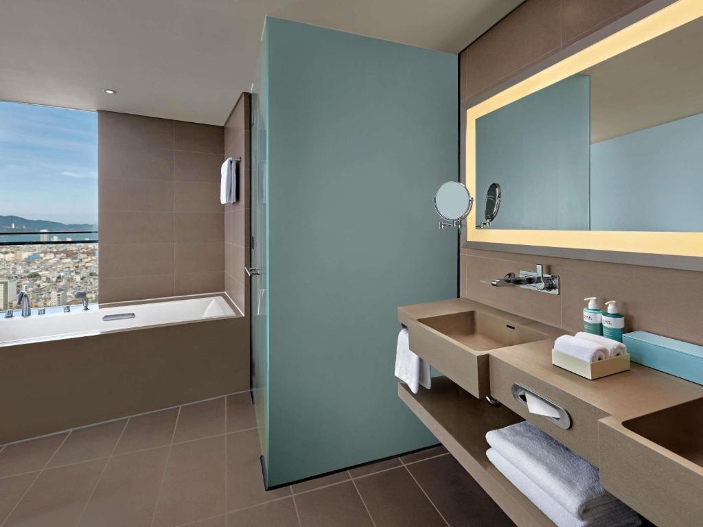Corner Suite with Balcony and Panoramic River View – Executive Lounge Access