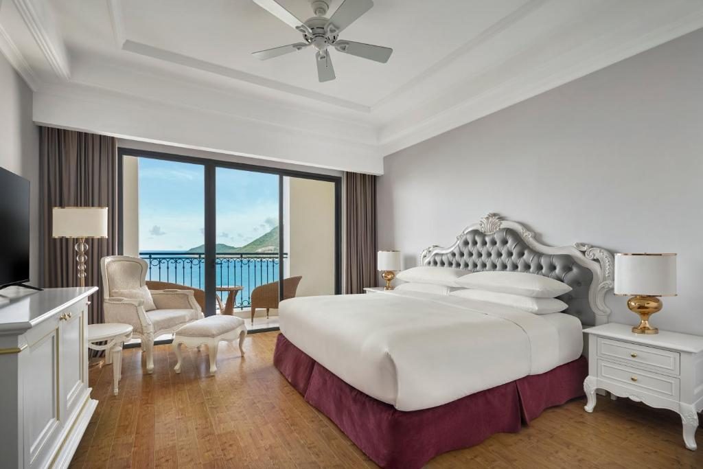 Phòng Deluxe Có Giường Cỡ King Với Ban Công Nhìn Ra Biển