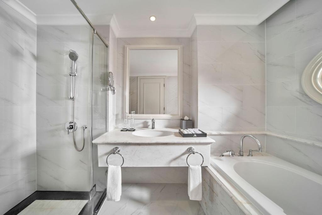 Phòng Deluxe Có Giường Cỡ King Với Ban Công Nhìn Ra Vườn