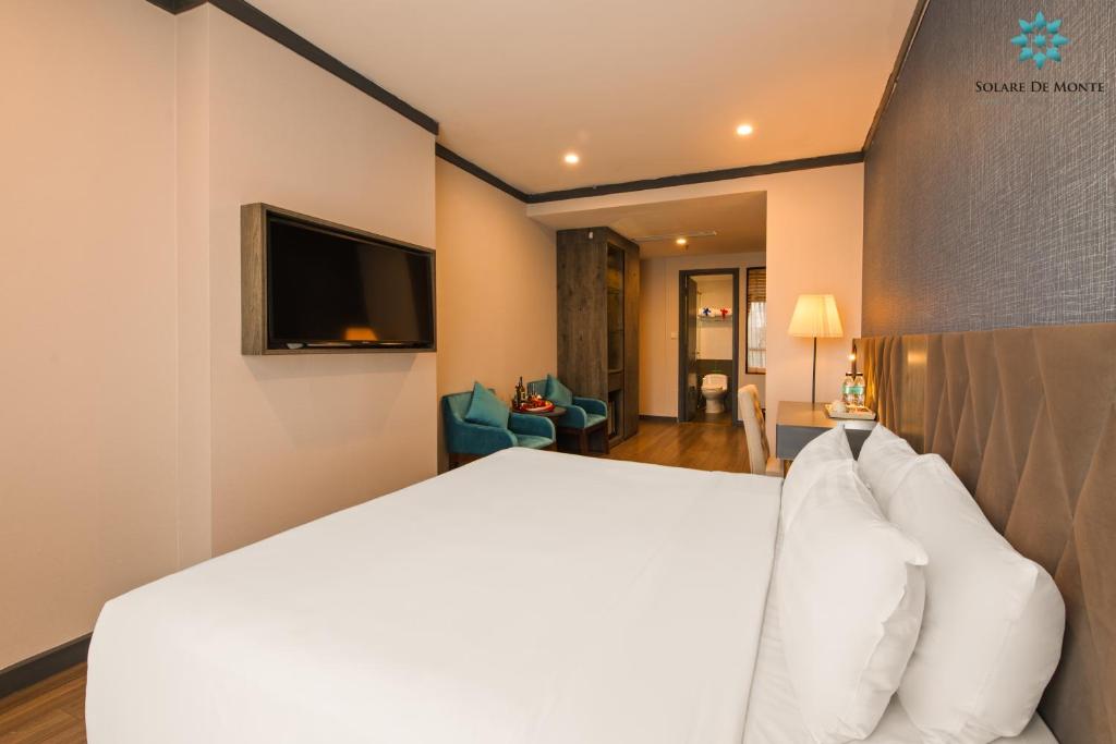 Premier City View with Bathtub