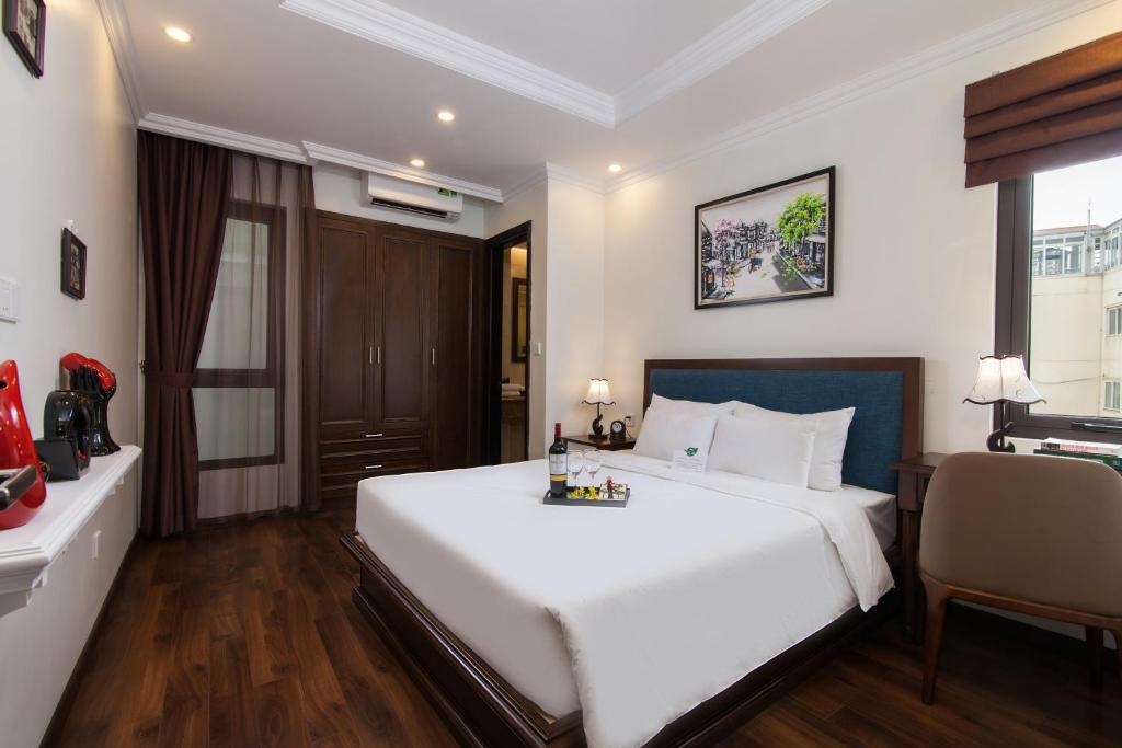 Grand Connecting Suite with Window