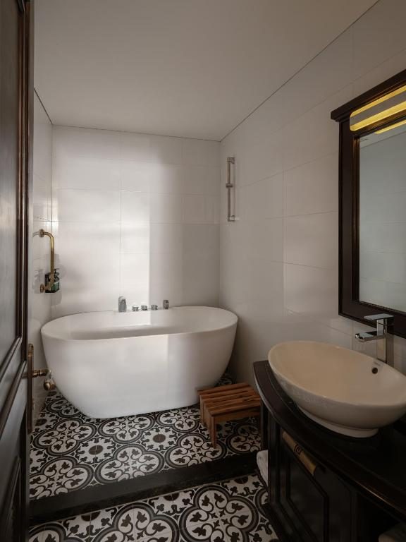 Luxury Triple Room (Daily free Minibar & (1) time Afternoon Tea)