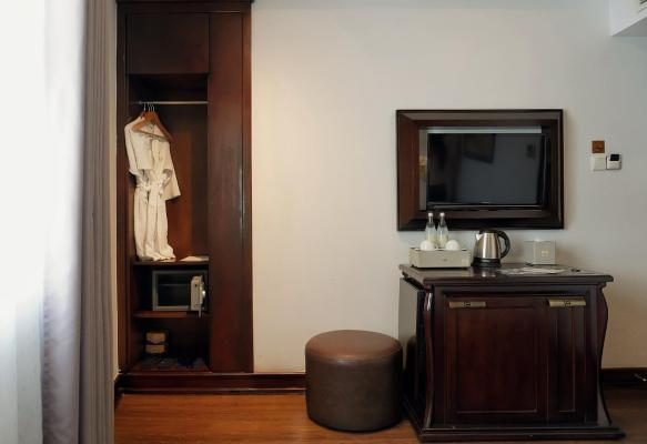 Junior Deluxe (Daily free Minibar & (1) time Afternoon Tea)